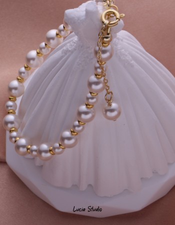 Elegant Pearl Beaded Bracelet with Gold Accents